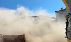 Elazığ’da Ağır Hasarlı Yapıların Yıkımları Sürüyor