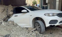 Elazığ’da Hafriyat Kamyonu Otomobilin Üzerinde Devrildi: 1 Yaralı