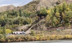 Elazığ’da korku dolu anlar: 4 kişilik aile nehir ortasında birbirine sarılarak hayatta kaldı