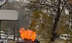 Elazığ’da seyir halindeyken yanan otomobil kullanılamaz hale geldi