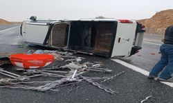 Elazığ’da Kaygan Yolda Kamyonet Devrildi