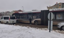 Çöp Kamyonu Belediye Otobüsüne Çarptı: 2 Kişi Yaralandı