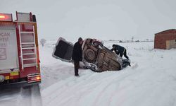 Elazığ'da Karda Kayan Hafif Ticari Araç Devrildi: 2 Yaralı