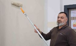 Bir Babanın Vefası: Şehit Oğlunun Adını Taşıyan Okulu Kendi Elleriyle Yeniliyor