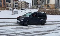 Elazığ'da Kar Yağışından Dolayı Araçlar Yolda Kaldı