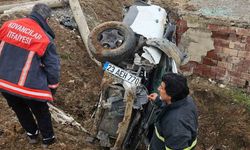 Elazığ'da otomobil aydınlatma direğine çarptı: 2 yaralı