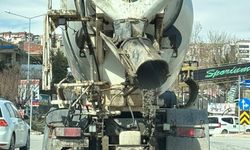 Mikserden taşan beton, asfalt yola döküldü