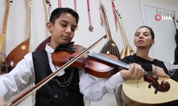 Depremden sonra müziğe sarılan anne çocuklarıyla üç enstrüman çalıyor