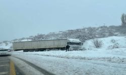 Elazığ'da Şarampole Kayan Tır Kara Saplandı