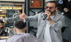 Bir Elinde Makas Diğer Elinde Mikrofon