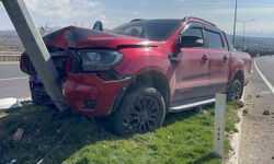 Elazığ'da Kamyonet Direğe Çarptı: 1 Yaralı