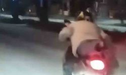 Motosiklet sürücüsünün trafikte tehlikeli anları kamerada