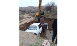 Elazığ'da Çukura Düşen Araç Kurtarıldı