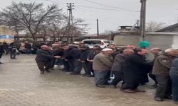 Elazığ'da Asırlık Bayramlaşma Geleneğinde Metrelerce Kuyruk