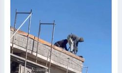 Elazığ'da İşçilerin Çatıda Tehlikeli Çalışması