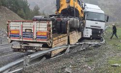 Kaza yapan tırı taşıyordu: O tır da kaza yaptı
