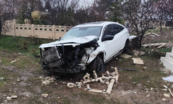 Elazığ'da Otomobil Mezarlığa Girdi: 2 Yaralı