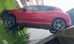 Şarampole Uçan Otomobil Dik Kaldı: 1 Yaralı