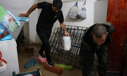 Sağanak ve Dolu Sonrası Bodrum Katını Su Bastı: Eşyalarının Üzerine Basarak İçeri Girdiler