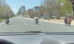 Canını Hiçe Sayıp Motosikleti Üzerine Uzanarak Sürdü