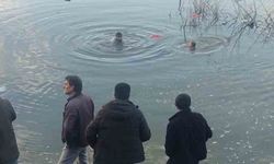 Baraj Gölüne Uçan Otomobildeki Sürücüyü Ekipler Kurtardı