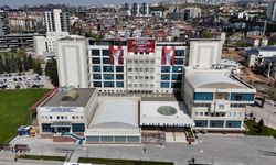 Elazığ Belediye Binasında Bordo-Beyaz Aşkı