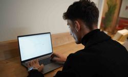 "Yapay Zekanın Tesellisi Tehlike Saçıyor, Muhakeme Yeteneğini Bloke Ediyor"