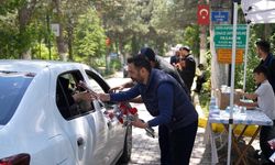 Elazığ'da mezarlığa giden vatandaşlara karanfil dağıtıldı