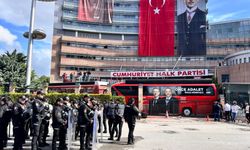 CHP, Genel Merkezi önünde çıkan tartışmada su şişeleri havada uçuştu