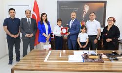 Türkiye Birincisi Öğrenciye İl Millî Eğitim Müdüründen Tebrik ve Ödül