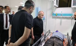 Nimri Köyü’nde Minibüs Kazası: Vali Hatipoğlu Yaralıları Ziyaret Etti