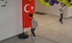 Minik Yürekten Türk Bayrağına Büyük Sevgi
