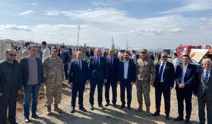 Vali Hatipoğlu Çocuklarla Birlikte Fidan Dikip Can Suyu Verdi