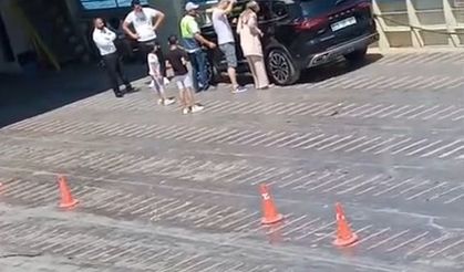 Anahtar aracın içerisinde kalınca, çocuğa bir saat dil döktüler