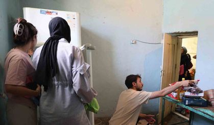 Sosyal Sorumluluğun Güzel Örneği: Yaşlı Kadının Evini Temizleyip Gıda Yardımı Yaptılar