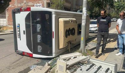 Kamyonet ile Çarpışan Yolcu Minibüsü Devrildi