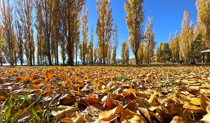 Hazar Gölü Sonbahar Renkleriyle Ziyaretçilerini Büyülüyor