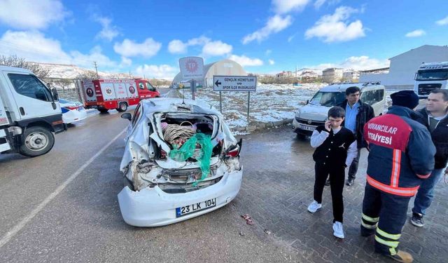 Elazığ’da Greyder ile Otomobil Çarpıştı: 1 Yaralı