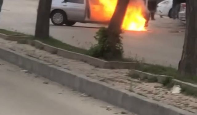 Elazığ’da park halindeki araç alev alev yandı