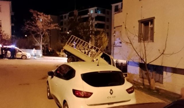 Elazığ’da pikap apartman bahçesine uçtu