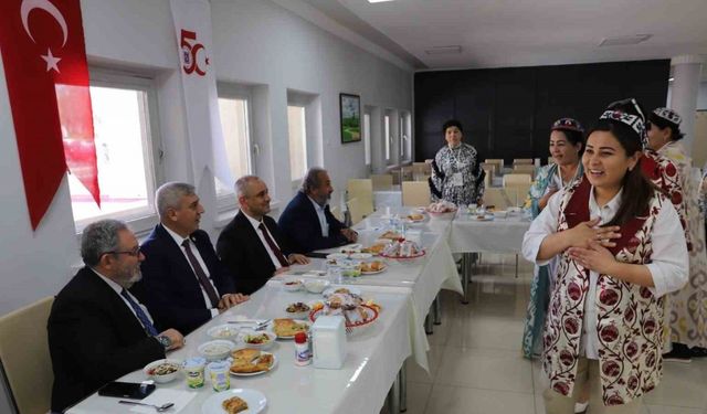 Fırat Üniversitesinde Özbek Akademisyenlerden Anlamlı ’Şükran Günü’