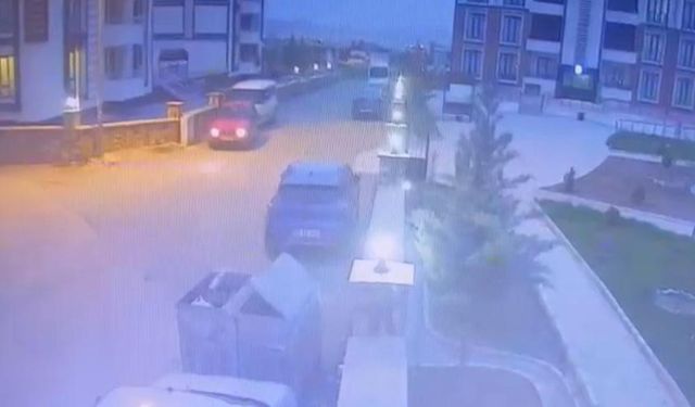 Geri Geri Giderken Park Halindeki Araca Çarpıp Böyle Kaçtı