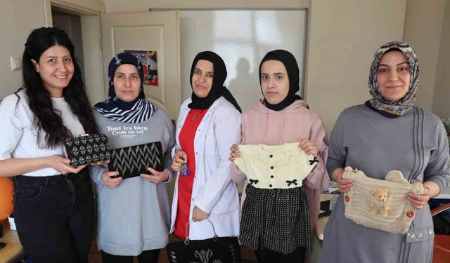 Kadınlar el sanatları kursunda hem sosyalleşiyor hem de öğreniyor