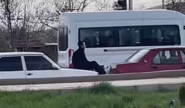 Elazığ’da Şaşırtan Olay: İki Fiat Tofaş’ın Arasına Girip Halat Görevi Gördü