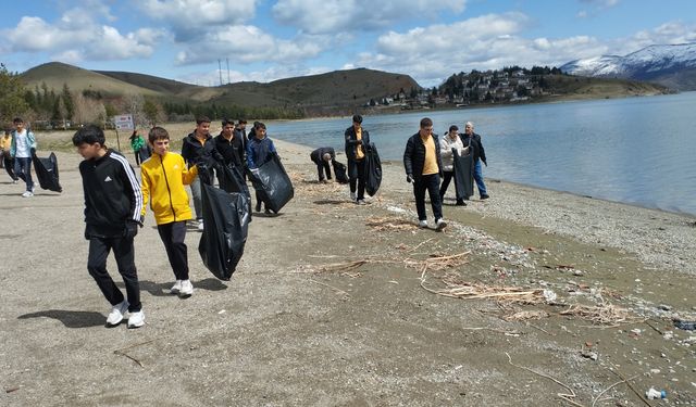 Elazığ’da Hazar Gölü’nde Temizlik Etkinliği Düzenlendi