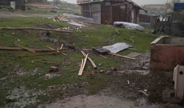 Karkaoçan’da fırtına evlerin çatılarını uçurdu