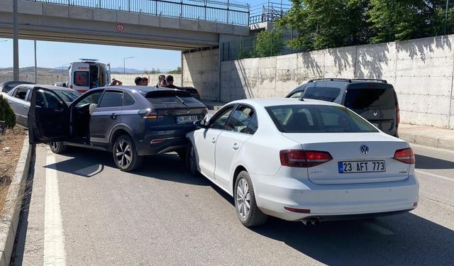 Elazığ’da Karşı Şeride Geçen Otomobil, Kazaya Neden Oldu: 3 Yaralı