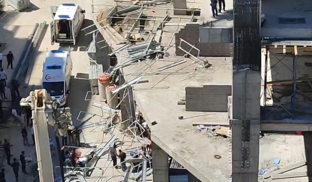 Elazığ'da inşaatın iskelesi çöktü: 2 işçi yaralandı