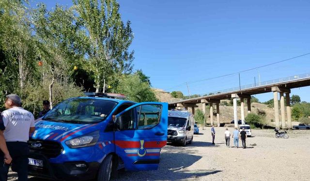 Köprüden nehre atlayan yaşlı adamı tekne turu yapanlar kurtardı