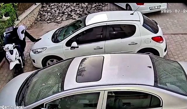 Kafasına Atlet ve Kask Geçirerek Hırsızlık Girişiminde Bulunan 2 Şahıs Kamerada
